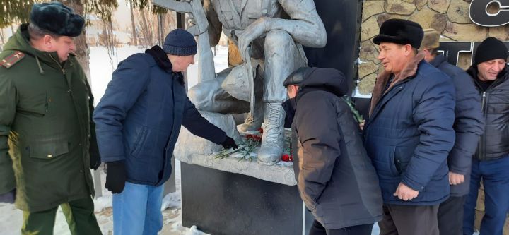 Сегодня, в день 42-й годовщины ввода советских войск в Афганистан ветераны боевых действий возложили цветы к памятнику "Сынам отечества