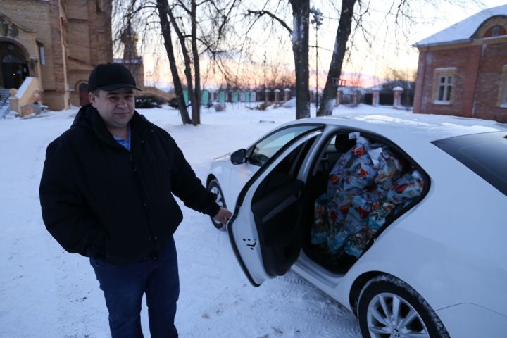 Алексеевец передал 70 новогодних пакетов онкобольным детям