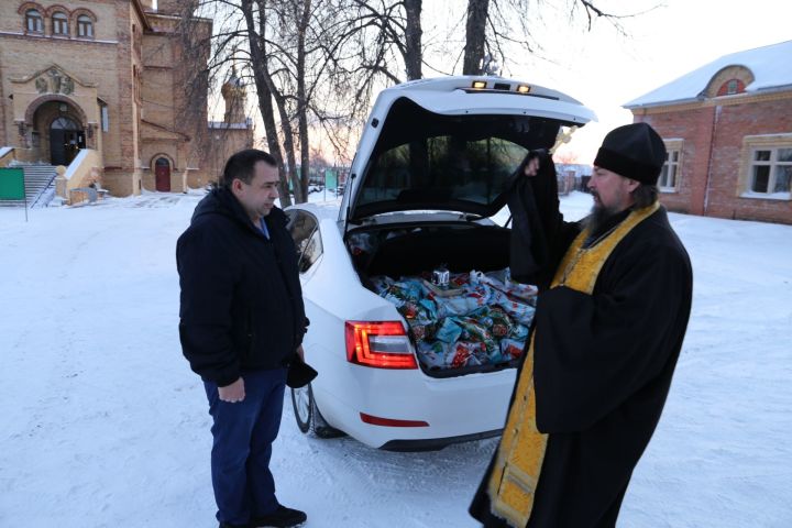 Алексеевец передал 70 новогодних пакетов онкобольным детям