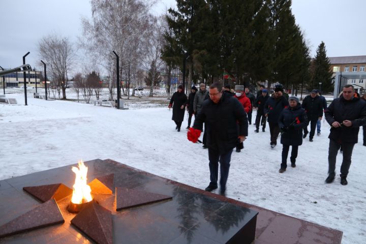 В День неизвестного солдата Глава Алексеевского района возложил цветы у Вечного огня