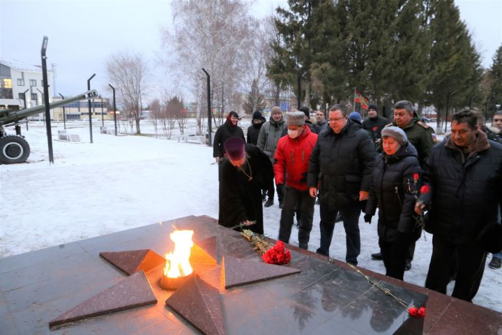 В День неизвестного солдата Глава Алексеевского района возложил цветы у Вечного огня