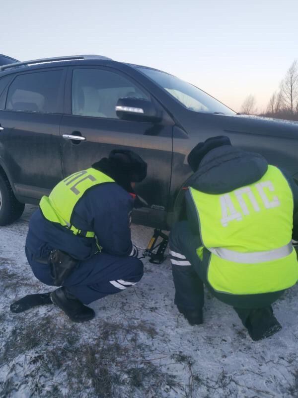 Помощь прибыла вовремя - автоинспекторы Татарстана помогли женщине устранить неисправность автомобиля
