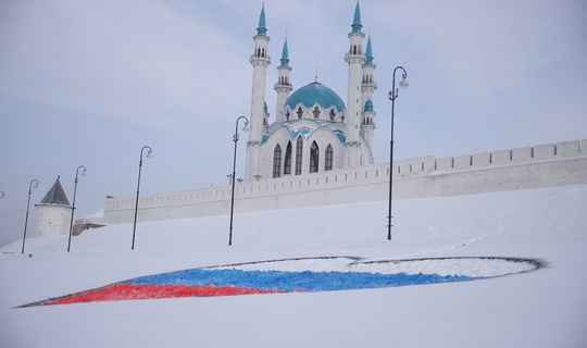 Под Казанским Кремлем появился триколор в форме сердца
