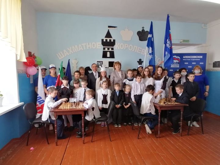 В Лебединской школе Алексеевского района появился шахматный уголок