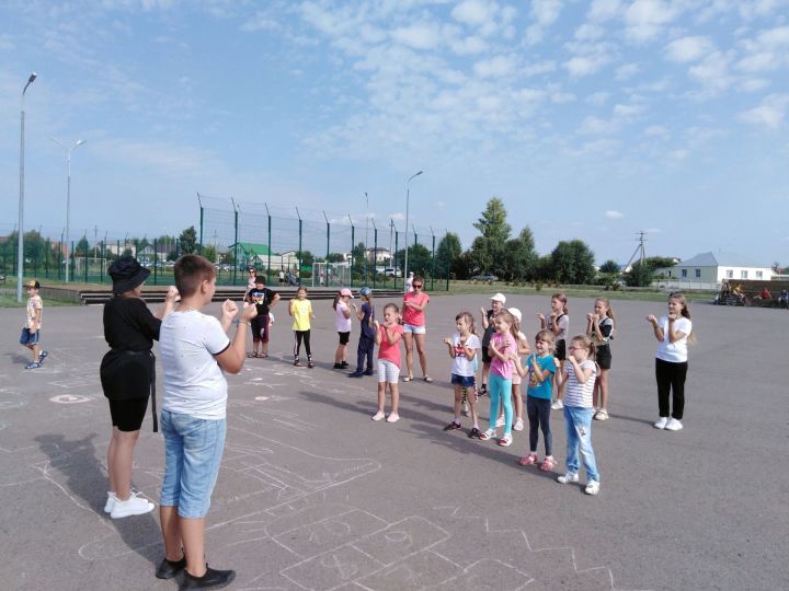 В парке "Дорожник" педагоги Центра детского творчества провели мероприятие "Дружные ребята"