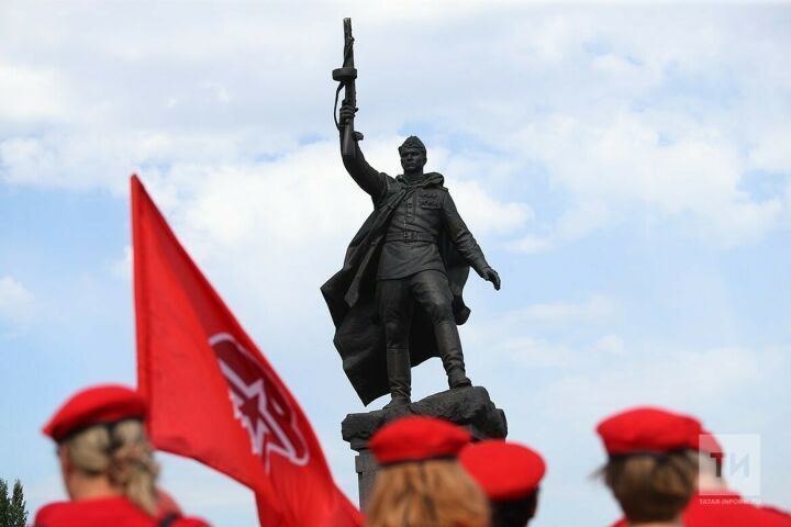 У памятника воину-освободителю в Казани прошла первая акция «Наши герои»