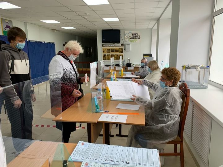 Глава района Сергей Демидов и депутат Государственной Думы Ольга Павлова посетили избирательные участки