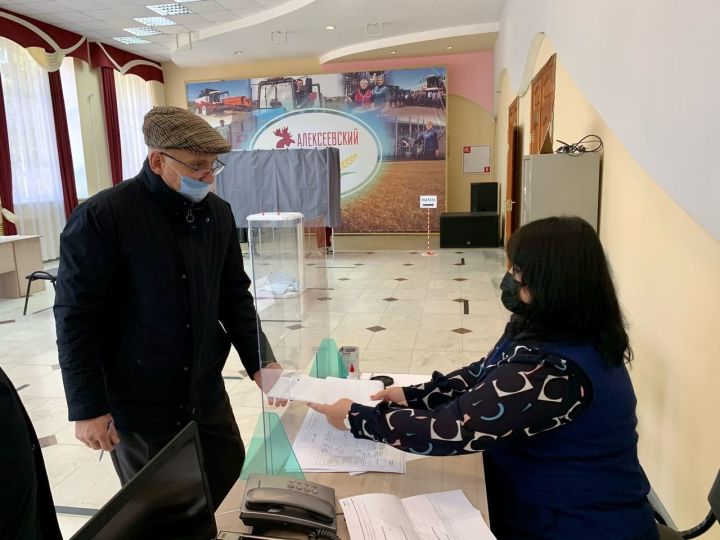 Глава района Сергей Демидов и Фёдор Батков проголосовали в Алексеевском районе
