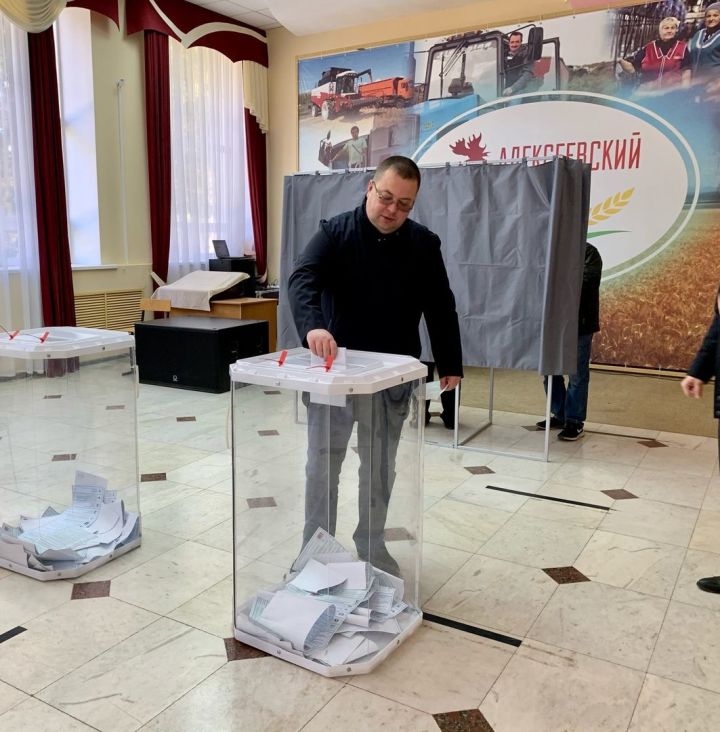 Глава района Сергей Демидов и Фёдор Батков проголосовали в Алексеевском районе