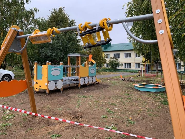 Во дворе многоквартирных домов улиц Гагарина и Космонавтов в райцентре устанавливается новая детская площадка