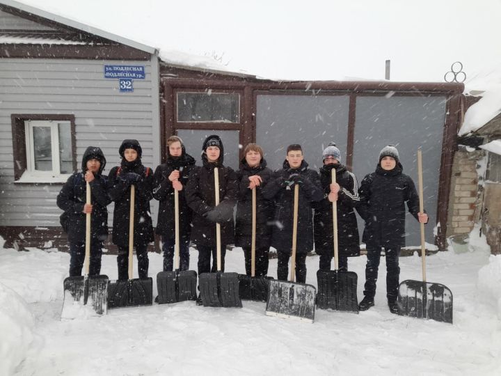 Алексеевские юнармейцы помогли пожилым убрать снег у дома