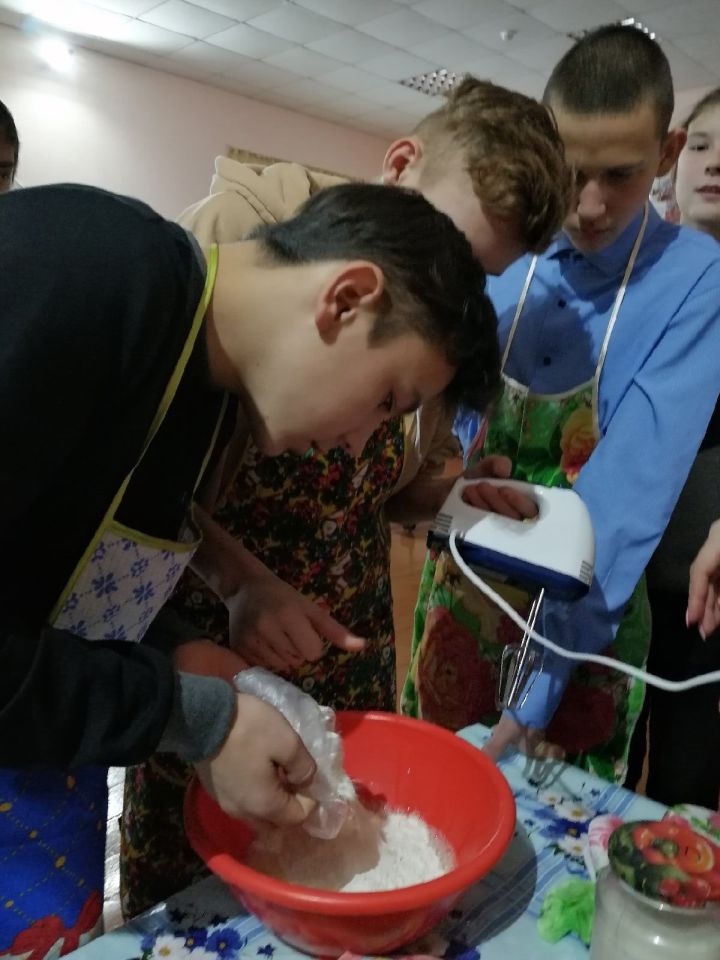 Левашевских школьников научили печь блины