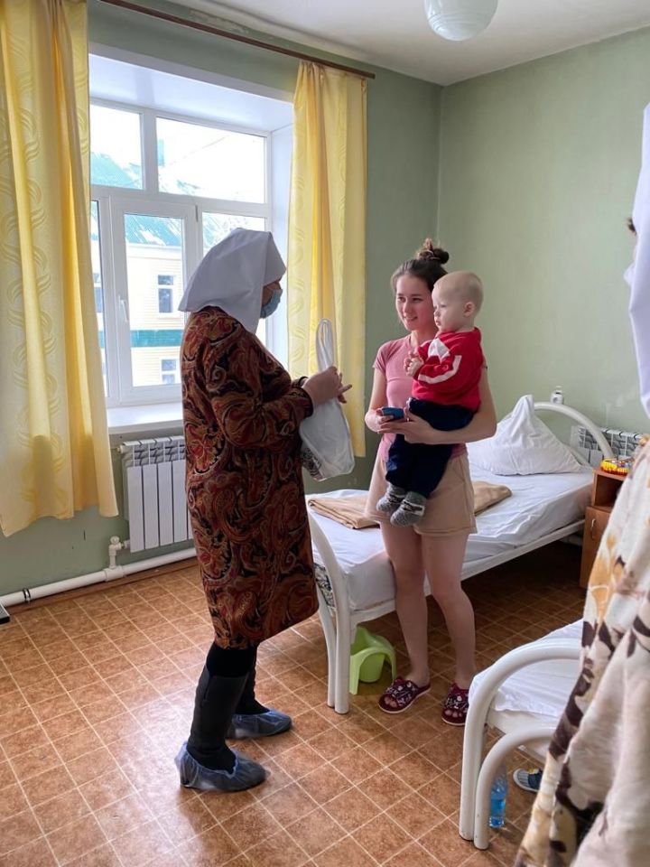 Сестры милосердия поздравили больных и врачей Алексеевской ЦРБ с Рождеством Христовым