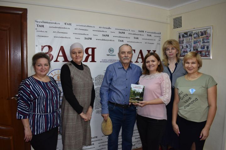 Поэт Василий Титов подарил редакции газеты «Заря» («Тан») свою новую книгу
