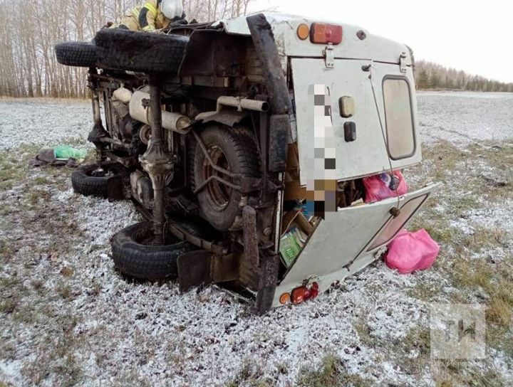 В Татарстане «Буханка» вылетела с дороги и завалилась на бок, пассажирка в больнице