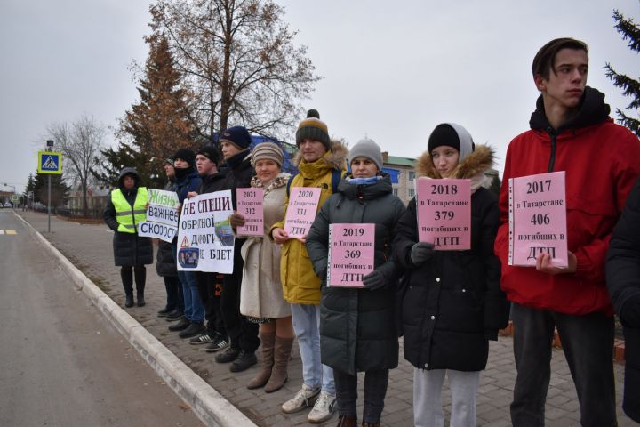 Акция день памяти. Акция день памяти жертв ДТП. Акции ко Дню жертв ДТП. День памяти жертв ДТП плакат. Акция день памяти жертв ДТП В школе.