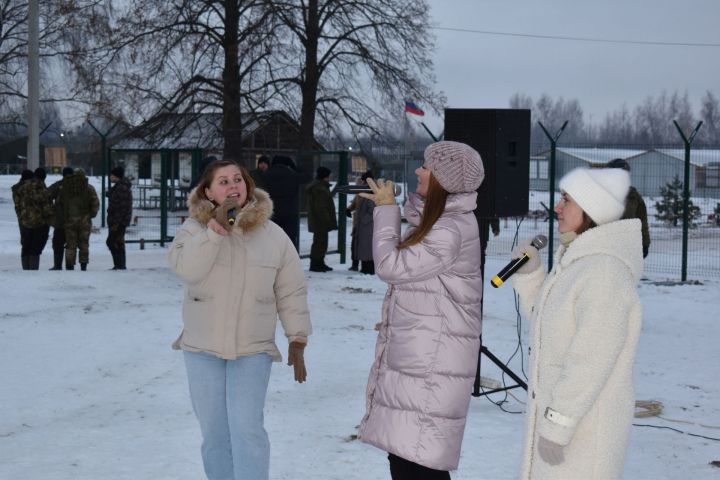 Арслан Сибгатуллин и алексеевские артисты выступили перед мобилизованными на танковом полигоне