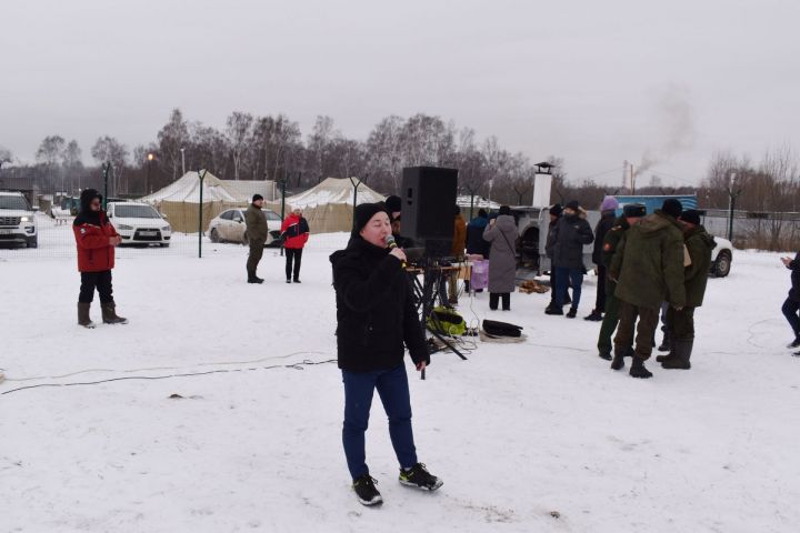 Арслан Сибгатуллин и алексеевские артисты выступили перед мобилизованными на танковом полигоне