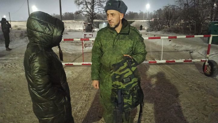 Жительница Алексеевского передала мобилизованным свой офицерский рюкзак