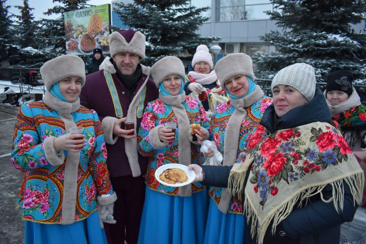 На зимней ярмарке в Алексеевском торговали елками, мясом и валенками