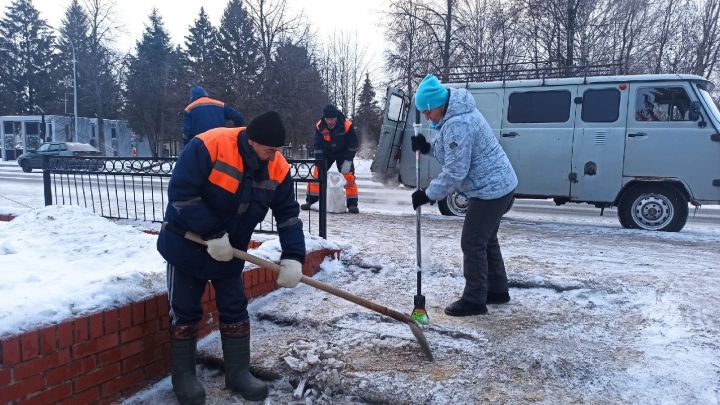 В Алексеевском работники коммунальной службы посыпают тротуары солью и песком