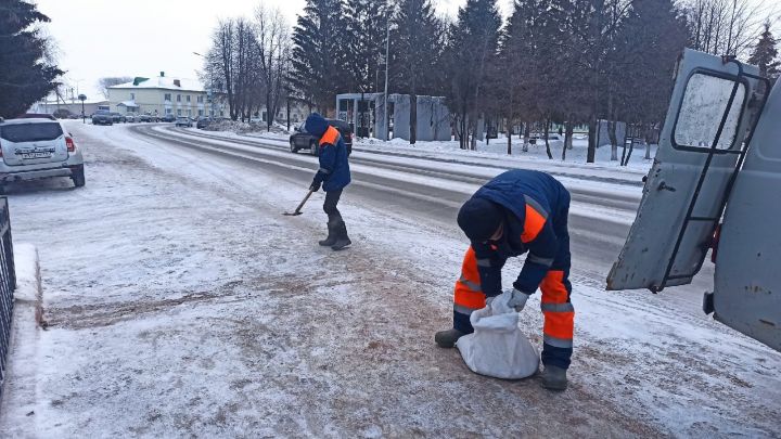 В Алексеевском работники коммунальной службы посыпают тротуары солью и песком