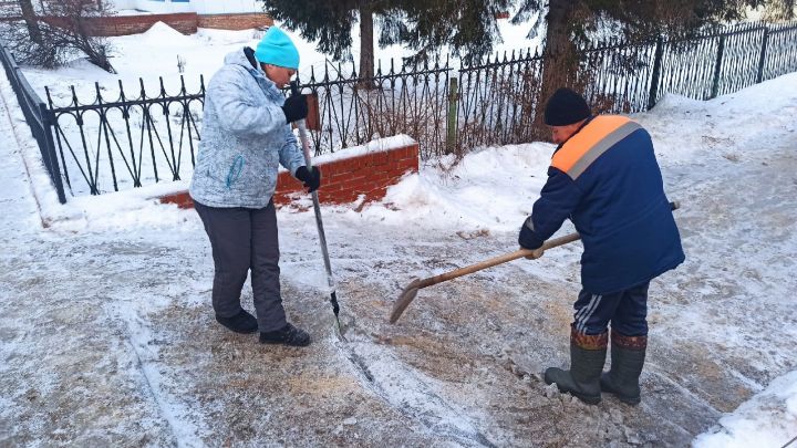 В Алексеевском работники коммунальной службы посыпают тротуары солью и песком