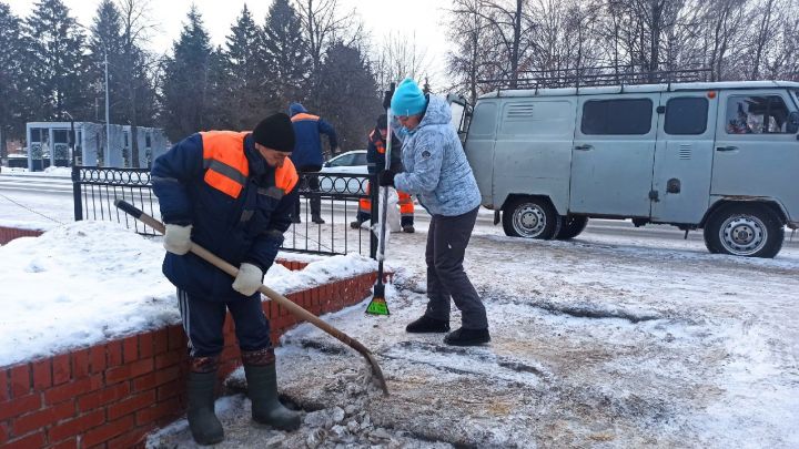 В Алексеевском работники коммунальной службы посыпают тротуары солью и песком