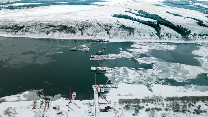 В Татарстане на Каме в зоне строительства моста отсутствует лед