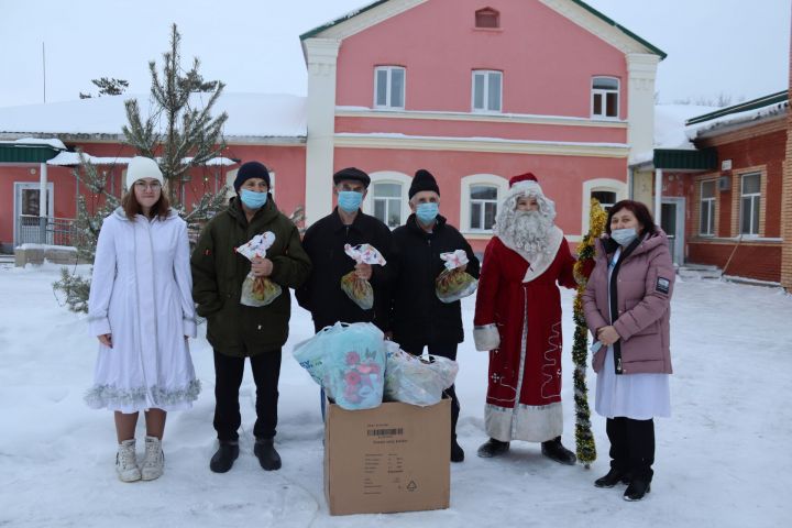 Учащиеся второй школы Алексеевского устроили благотворительную ярмарку для одиноких пожилых