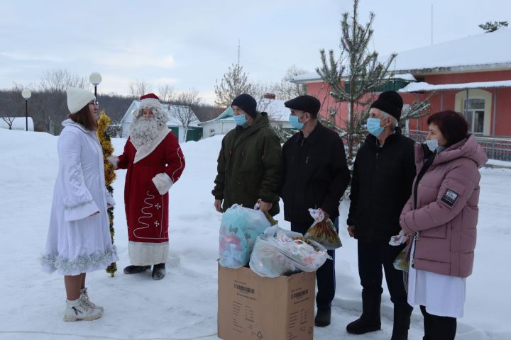 Учащиеся второй школы Алексеевского устроили благотворительную ярмарку для одиноких пожилых