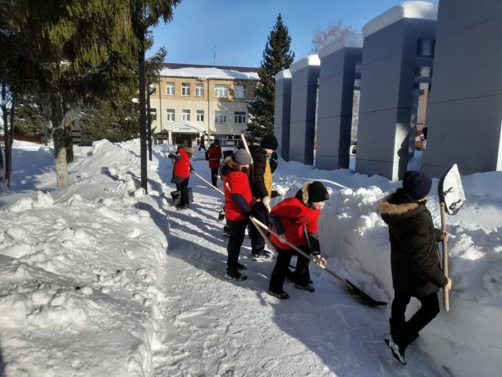 Алексеевские школьники очистили памятник воинам-интернационалистам