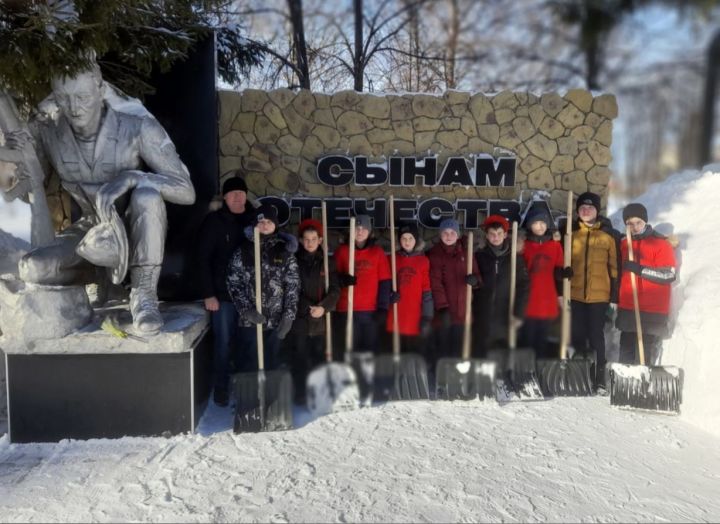 Алексеевские школьники очистили памятник воинам-интернационалистам