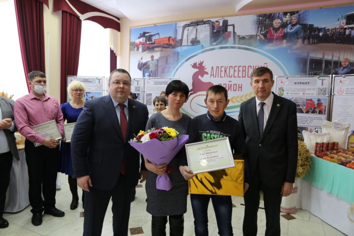 Министр экономики РТ вручил алексеевцам доильные аппараты и жилищный сертификат