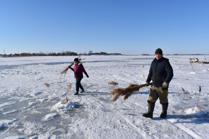 В Алексеевском охотники и рыбаки приняли меры по предотвращению замора рыбы