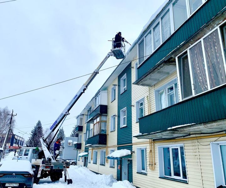 Силы коммунальных служб брошены на уборку наледи и снега с крыш многоквартирных домов