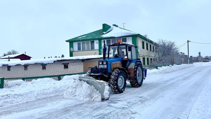 Силы коммунальных служб брошены на уборку наледи и снега с крыш многоквартирных домов