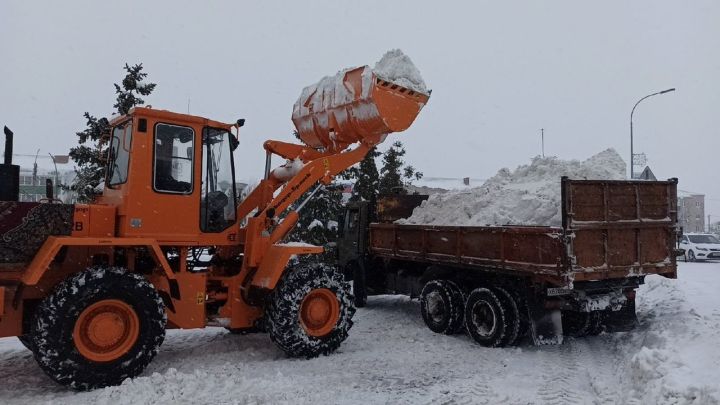 Коммунальные службы Алексеевского продолжают чистить улицы и вывозить снег со дворов