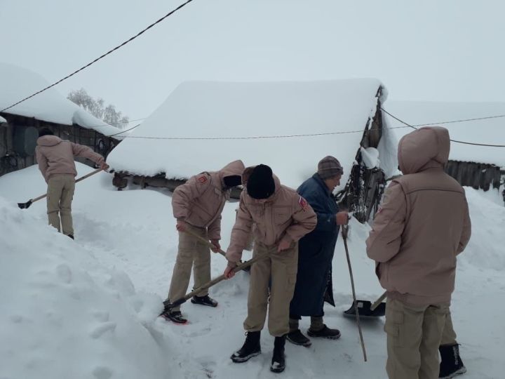 Ученики школ нашего района пришли на помощь ветеранам труда