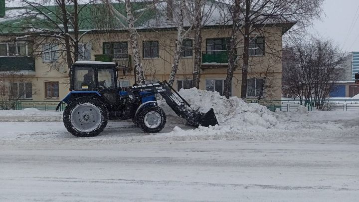 Коммунальные службы Алексеевского продолжают чистить улицы и вывозить снег со дворов