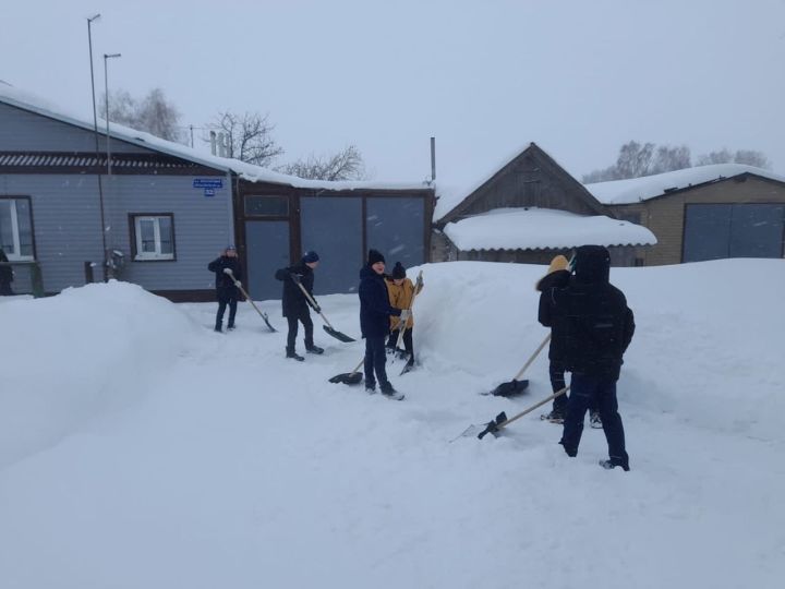 Ученики школ нашего района пришли на помощь ветеранам труда