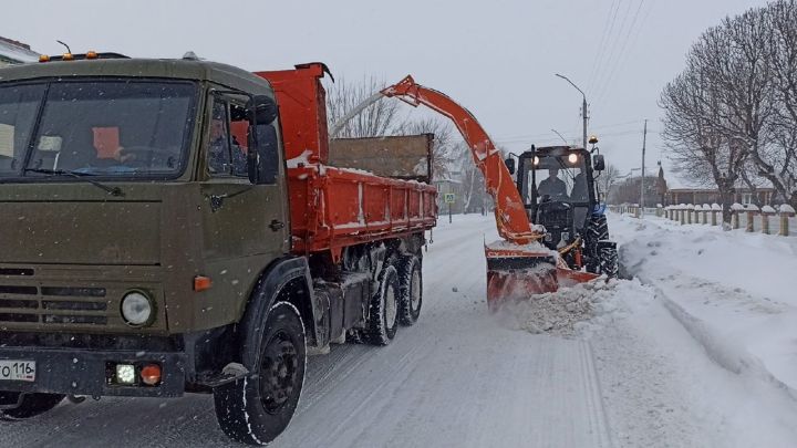 Коммунальные службы Алексеевского продолжают чистить улицы и вывозить снег со дворов