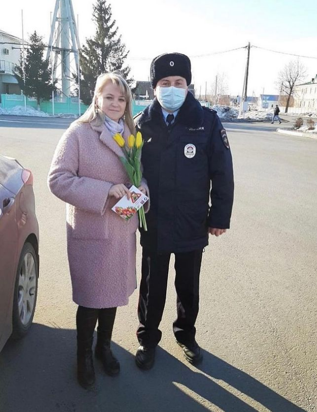 Сотрудники ГИБДД Алексеевского района поздравили автоледи с Международным женским днём