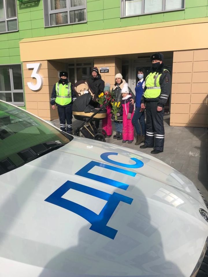 В Татарстане сотрудники Госавтоинспекции приехали на выписку женщины, которой помогли добраться до роддома