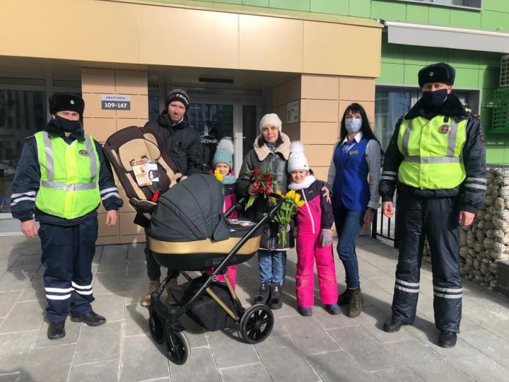 В Татарстане сотрудники Госавтоинспекции приехали на выписку женщины, которой помогли добраться до роддома