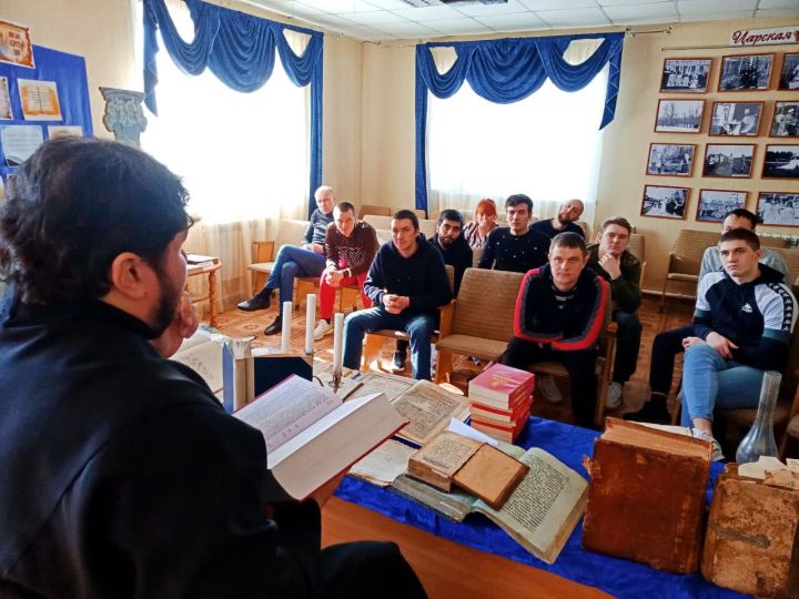 В рамках Дня православной книги Алексеевский храм посетили ребята из реабилитационного центра