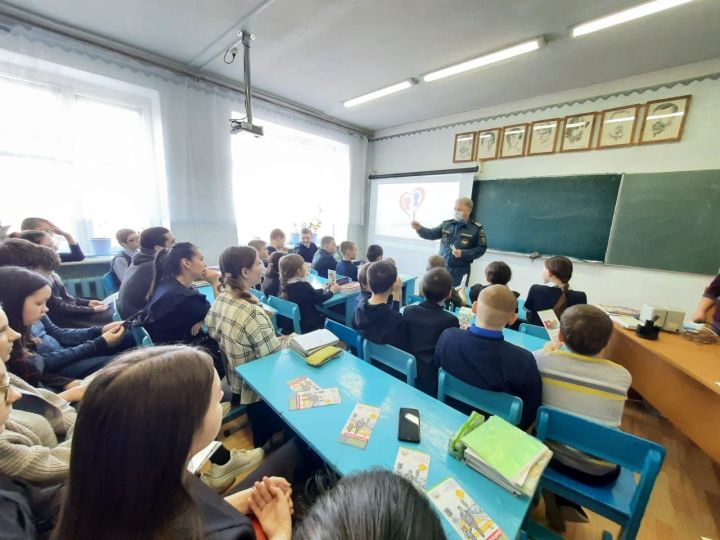 В Алексеевском районе инспектор ГИМС рассказал школьникам о безопасности на водоемах в период оттепели и таяния льда