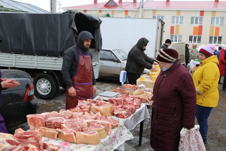 На сельскохозяйственной ярмарке в Алексеевском продают сахар, гречку и соль