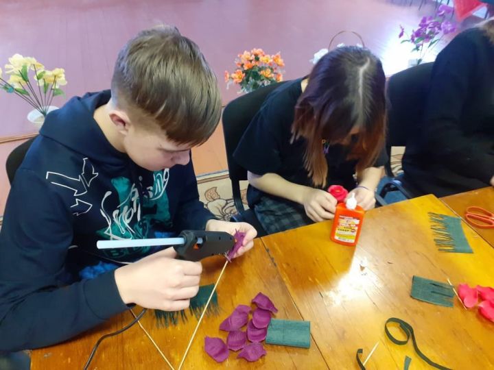 В Ялкынском СДК провели мастер-класс «Цветы из гофрированной бумаги с конфетой»