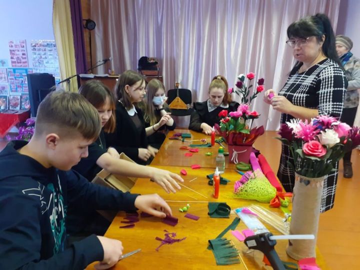 В Ялкынском СДК провели мастер-класс «Цветы из гофрированной бумаги с конфетой»